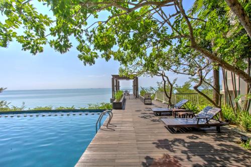 Kolam renang di atau di dekat Golden Tulip Balikpapan Hotel & Suites