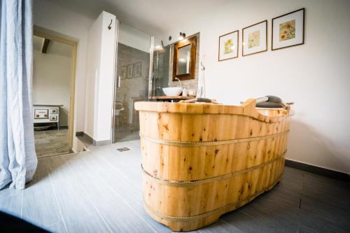 a wooden barrel in a bathroom with a sink at Spalettás Porta - Vidéki Vendégház in Őrtilos