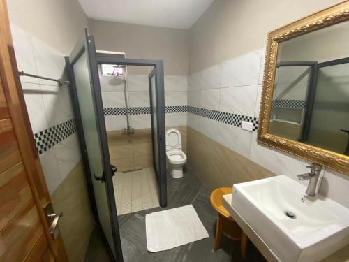 uma casa de banho com um chuveiro, um lavatório e um espelho. em KSTUDIOS em Grand Baie