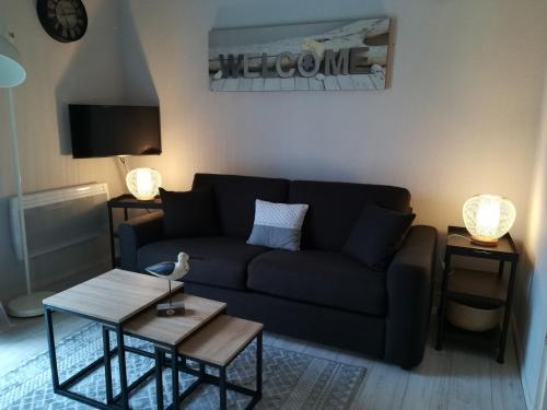 a living room with a couch and a table at Appartement les gouverneurs in Saint-Martin-de-Ré