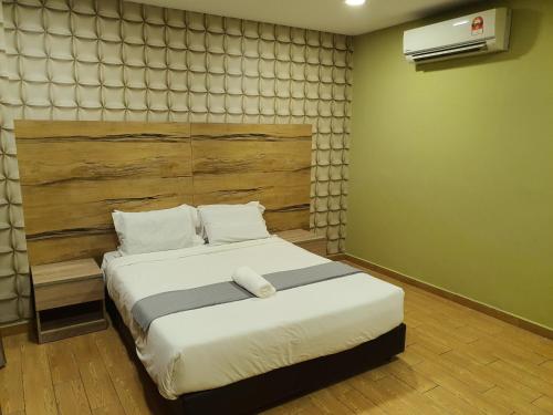 Una cama o camas en una habitación de Bangi Perdana Hotel