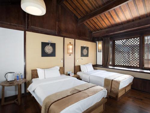 Katil atau katil-katil dalam bilik di Lijiang Cheriton Hotel