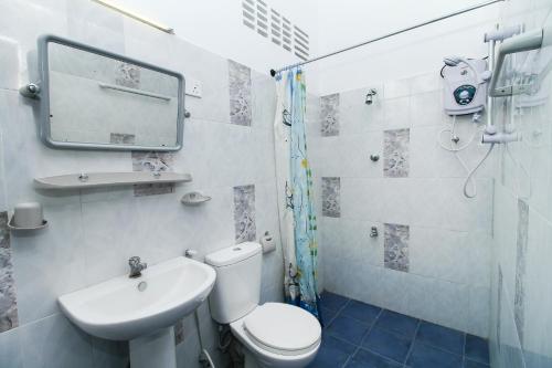 コロンボにあるLeo's Home Stayのバスルーム(トイレ、洗面台、シャワー付)