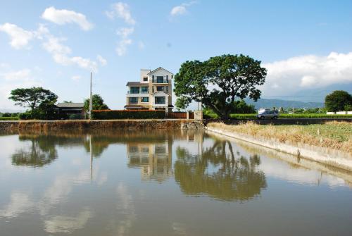 una casa situada al lado de un río en PS Minshuku, en Jian