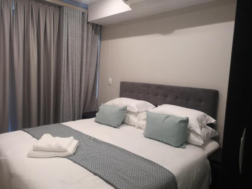 Lova arba lovos apgyvendinimo įstaigoje The Regency - Cosy Private Hotel Apartment - Unit 219
