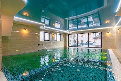 Peldbaseins naktsmītnē Amarena SPA Hotel - Breakfast included in the price Spa Swimming pool Sauna Hammam Jacuzzi Restaurant inexpensive and delicious food Parking area Barbecue 400 m to Bukovel Lift 1 room and cottages vai tās tuvumā