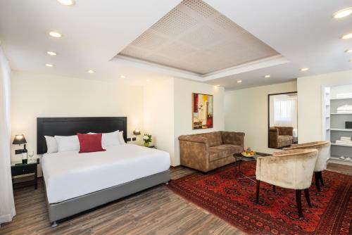 - une chambre avec un lit, un bureau et une chaise dans l'établissement Leonardo Beach Tel Aviv, à Tel Aviv