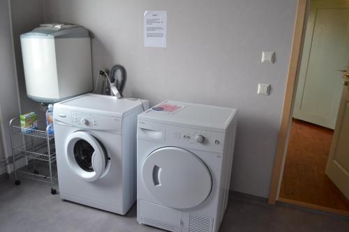 eine Waschmaschine und einen Trockner in einem Zimmer in der Unterkunft Klappa in Malmbäck