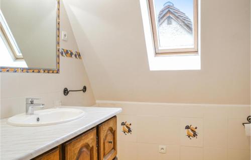W łazience znajduje się umywalka i lustro. w obiekcie Cozy Home In Mayrinhac-lentour With Private Swimming Pool, Can Be Inside Or Outside w mieście Mayrinhac-Lentour