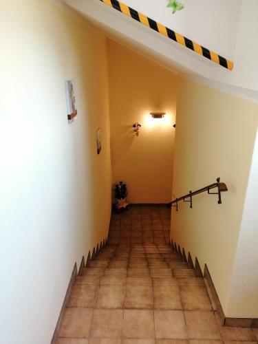 a hallway with a yellow wall and a pole on the ceiling at Haus Staubmann Nähe Red Bull Ring Spielberg in Rattenberg