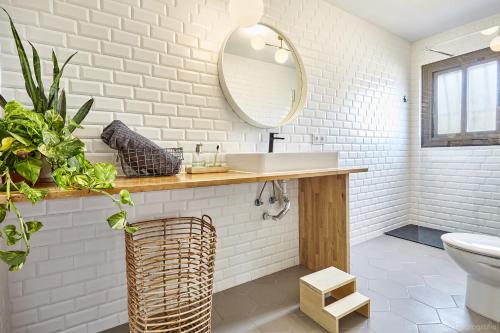 Et badeværelse på Casa LLimona: La casa perfecta para tus vacaciones.