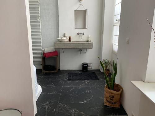 La salle de bains est pourvue d'un lavabo et d'un miroir. dans l'établissement Liberté, à Marseille