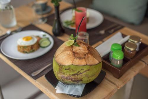 een houten tafel met daarop een tafel met daarop een houten tafelblad aasteryasteryasteryastery bij Pangkung Sari Bed and Breakfast in Canggu