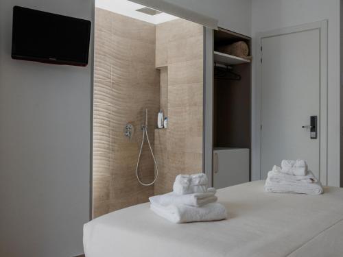 duas toalhas sentadas em cima de uma cama na casa de banho em Liolá Cefalù em Cefalù