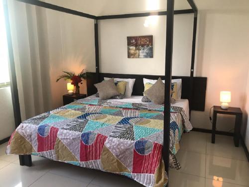 Postel nebo postele na pokoji v ubytování Dahlia Villa valari