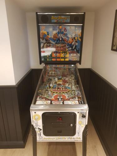 a pinball machine with a game on top of it at Hier begint den hemel. in Beffe