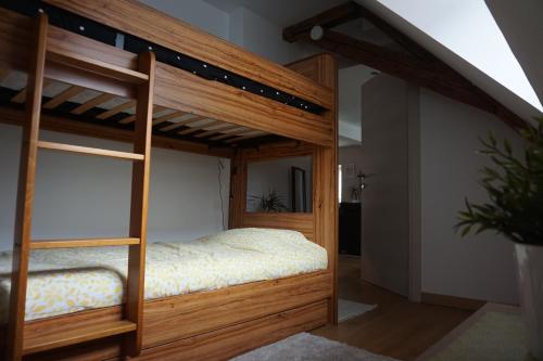 Ce lit superposé en bois se trouve dans un dortoir. dans l'établissement Au Grenier de La Grenouille, à Colmar