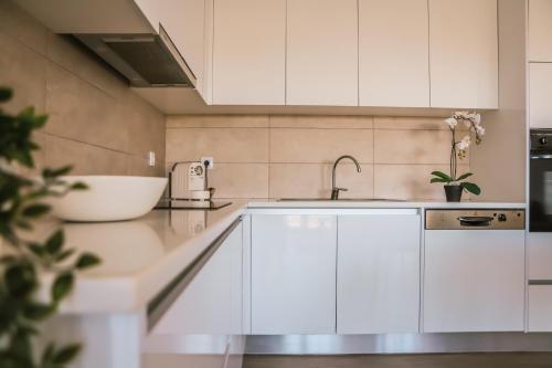 A kitchen or kitchenette at Marlin House III