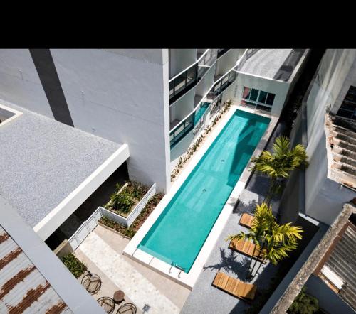 uma vista superior de uma piscina ao lado de um edifício em Suites Metrô Luz em São Paulo