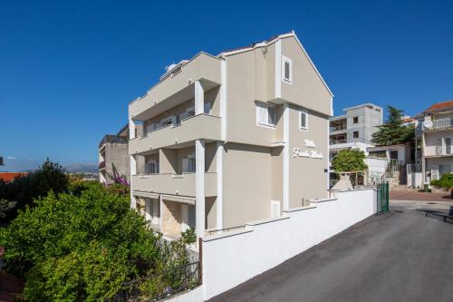 a white building on the side of a street at Apartment Villa Franko Maris in Podstrana