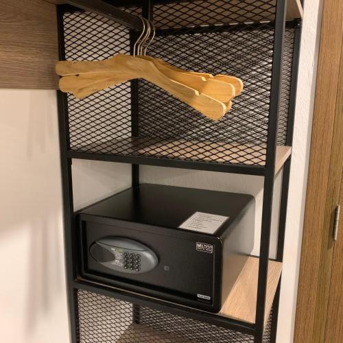 a radio on a shelf in a room at Toptel Thaphra - ท็อปเทล ท่าพระ in Bangkok