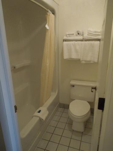 Un baño de Inn at Lander, Travelodge by Wyndham