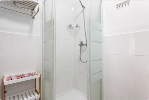 y baño con ducha y puerta de cristal. en CasaFlori, en Torremolinos