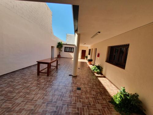 einen leeren Flur mit einem Tisch in einem Gebäude in der Unterkunft Mirador de Salta House in Salta