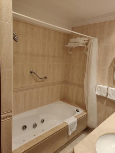 y baño con bañera, aseo y lavamanos. en Hotel Chef Rivera, en Padrón