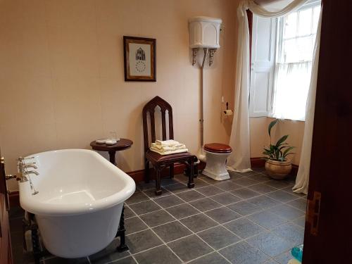 uma casa de banho com uma banheira, um WC e um lavatório. em Moraybank Bed & Breakfast em Elgin