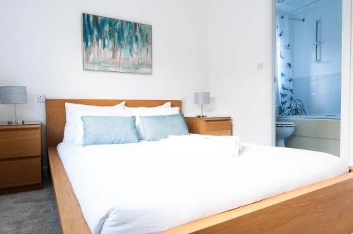 A bed or beds in a room at The Dakota - next to East Midlands Airport