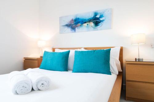 A bed or beds in a room at The Dakota - next to East Midlands Airport