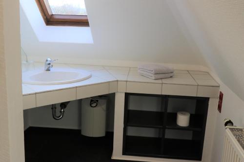 ミュルハイム・アン・デア・ルールにあるFerienwohnung Villa Ruhrの洗面台と鏡のあるバスルーム