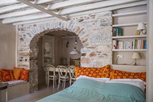 Un pat sau paturi într-o cameră la Villa Maria-Syros