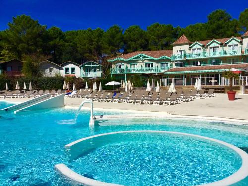 - une piscine avec toboggan en face du complexe dans l'établissement Lumineux, vue piscine, face au Golf, Lacanau Ocean, à Lacanau