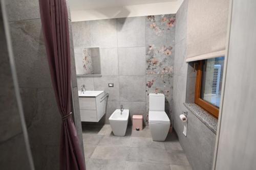 ヴェンゾーネにあるAffittacamere da Jasmina Venzoneのバスルーム(トイレ、洗面台付)