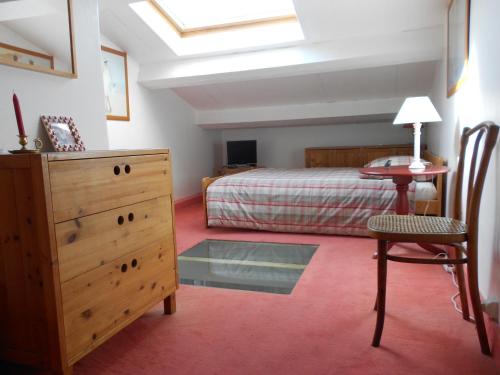 a bedroom with a bed and a table and a chair at Maison de Pêcheur in Toulon