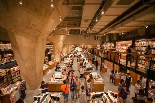 成都市にあるMoonlight Hotelの図書館を歩く人々