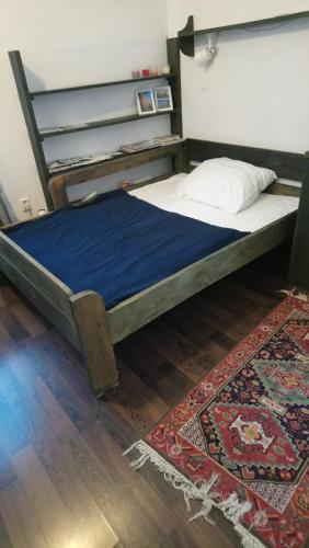ワルシャワにあるStudio Stare Miastoのベッドルーム1室(ベッド1台、青い毛布、ラグ付)