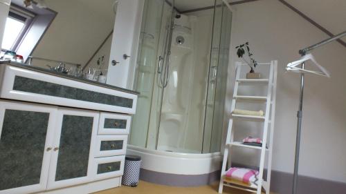 bagno con doccia, scala e mensola di Ty Annick a Névez