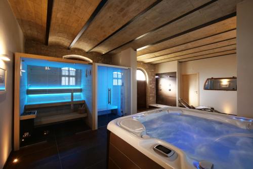 un ampio bagno con vasca blu di Borgo Degli Angeli Resort e Spa a San Vitale