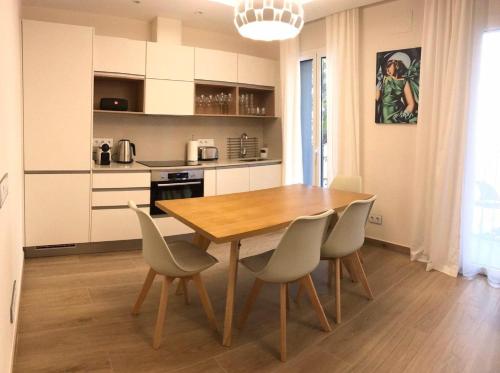 桑特费柳德吉克索尔斯Nuevo Apartamento Moderno Elisa - a 80 metros de la playa para 5 personas的厨房配有木制餐桌和椅子