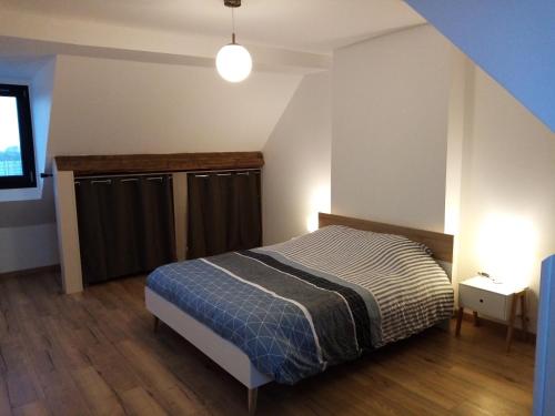 a bedroom with a bed in a room at Duplex agréable et spacieux 3 chb dont 1 communicante in Vendeville