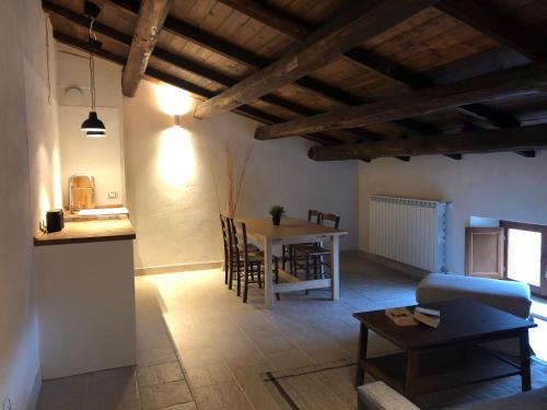 een keuken en eetkamer met een tafel en stoelen bij Casa Antica in Santo Stefano di Sessanio