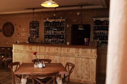Ο χώρος του lounge ή του μπαρ στο Hotel Magnat