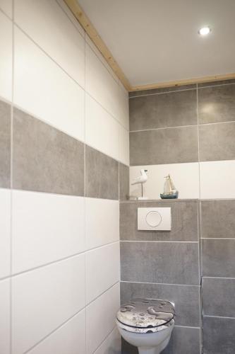 a bathroom with a toilet and a sink at Ferienhaus Sonnenlicht - Familien und Kiter "Willkommen" in Fehmarn