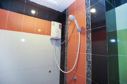 un bagno con doccia e tubo di C Tower Hotel a Suratthani