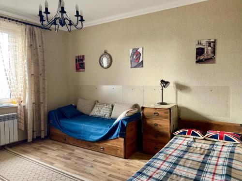 una camera con un letto e un comò con una coperta blu di Апартаменти на Довбуша a Truskavec'