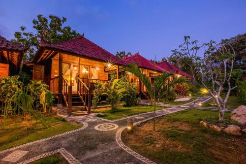 a house with a pathway leading to it at D'Coin Lembongan in Nusa Lembongan