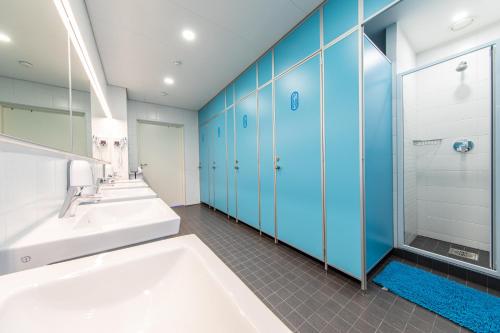 un bagno con 2 lavandini e una vasca di Capsule Hostels Tallinn a Tallinn